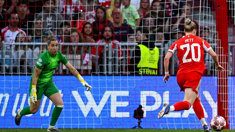 Bayern-Verteidigerin Franziska Kett traf in dieser Szene zum 1:1 - und sah kurz darauf Rot.