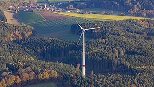 Das Windrad, das die Stadtwerke Vilsbiburg in Moosthann betreiben, liefert seit zw&ouml;lf Jahren Strom.