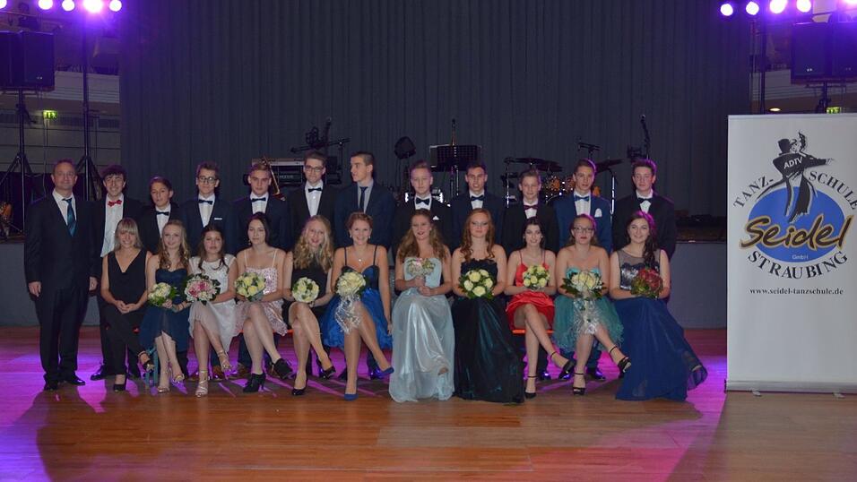 Die Bilder vom Abschlussball der Tanzschule Seidel in der Fraunhofer-Halle am 28. November. Die Bilder vom Abschlussball der Tanzschule Seidel in der Fraunhofer-Halle am 28. November.