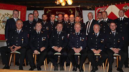Die für 25 und 40 Jahre aktiven Dienst Geehrten mit MdL Josef Zellmeier, MdB Alois Rainer, stellvertretendem Landrat Andreas Aichinger, KBI Markus Weber, KBM Thomas Fuchs, Bürgermeister Anderl und den Führungskräften der FFW.