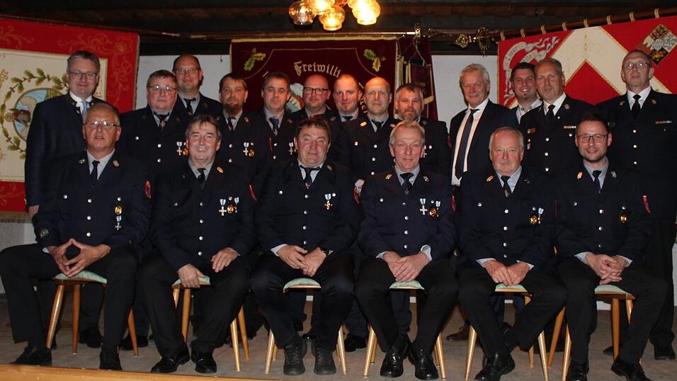 Die für 25 und 40 Jahre aktiven Dienst Geehrten mit MdL Josef Zellmeier, MdB Alois Rainer, stellvertretendem Landrat Andreas Aichinger, KBI Markus Weber, KBM Thomas Fuchs, Bürgermeister Anderl und den Führungskräften der FFW. Die für 25 und 40 Jahre aktiven Dienst Geehrten mit MdL Josef Zellmeier, MdB Alois Rainer, stellvertretendem Landrat Andreas Aichinger, KBI Markus Weber, KBM Thomas Fuchs, Bürgermeister Anderl und den Führungskräften der FFW.