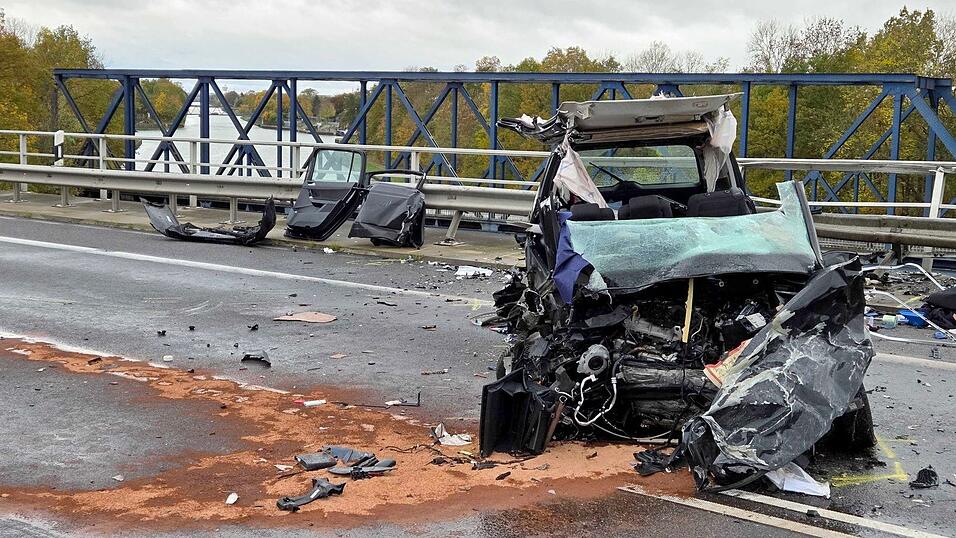 Aus dem Wrack wurden ein 53-jähriger Mann und eine 47-jährige Frau aus Hamburg geborgen. (Archivbild) Aus dem Wrack wurden ein 53-jähriger Mann und eine 47-jährige Frau aus Hamburg geborgen. (Archivbild)