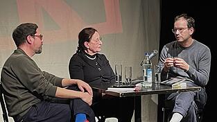 Uli Karg (links) mit Gabriele Gysi und Paul Wick im Kleinen Theater.