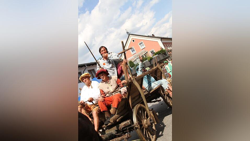 Die schönsten Augenblicke des historischen Drachenstich-Festzuges 2016. Die schönsten Augenblicke des historischen Drachenstich-Festzuges 2016.
