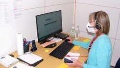 Die Damen des Call-Centers wie hier Renate Ertl helfen den Anrufern gerne weiter, soweit sie über entsprechende Informationen verfügen. Die Damen des Call-Centers wie hier Renate Ertl helfen den Anrufern gerne weiter, soweit sie über entsprechende Informationen verfügen.