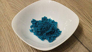 Danach wird der Zucker mit Glukose vermengt.