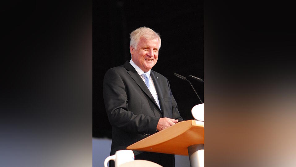 Die örtliche CSU-Politprominenz und viele weitere Menschen kamen in die Rampl-Halle um den bayerischen Ministerpräsidenten zuzuhören.