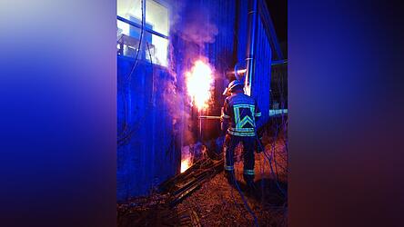 Die Einsatzkr&auml;fte bringen das Feuer in der Verschalung schnell in Griff und verhindern eine weitere Ausbreitung.