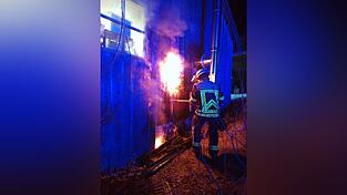 Die Einsatzkr&auml;fte bringen das Feuer in der Verschalung schnell in Griff und verhindern eine weitere Ausbreitung.