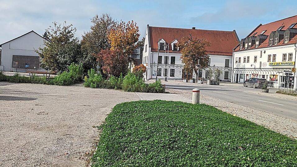 Hier auf dem ehemaligen Dennerl-Anwesen schr&auml;g gegen&uuml;ber vom Rathaus und des Edeka k&ouml;nnte k&uuml;nftig die Poststation stehen.
