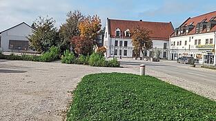 Hier auf dem ehemaligen Dennerl-Anwesen schr&auml;g gegen&uuml;ber vom Rathaus und des Edeka k&ouml;nnte k&uuml;nftig die Poststation stehen.