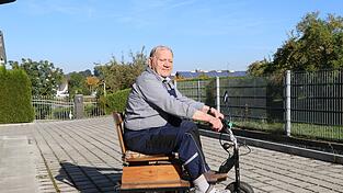 Alfred Hoy auf seinem selbst gebauten Sitzroller