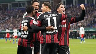Frankfurt bejubelt den Auswärtssieg beim HSV. Frankfurt bejubelt den Auswärtssieg beim HSV.
