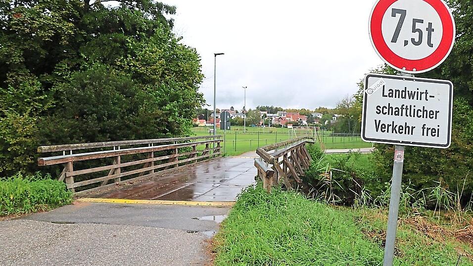 Die Heubrücke beim Fußballplatz ist marode und soll jetzt saniert werden. Unter anderem sollen weitere Stahlträger für Stabilität sorgen. Die Heubrücke beim Fußballplatz ist marode und soll jetzt saniert werden. Unter anderem sollen weitere Stahlträger für Stabilität sorgen.