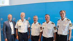 Personalratsvorsitzender Christian Kiener (von links), Polizeipräsident Thomas Schöninger, Gerhard Roider, Markus Fuchs, Vize-Polizeipräsident Robert Fuchs beim Festakt zum Amtswechsel in der PI Süd.