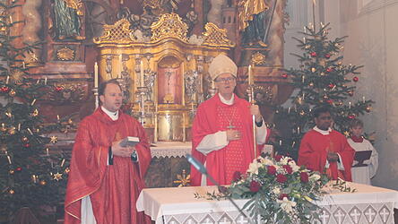 Weihbischof Josef Graf bei der Festmesse mit Pfarrer Marton Popp und Pfarrvikar Victor Susai.