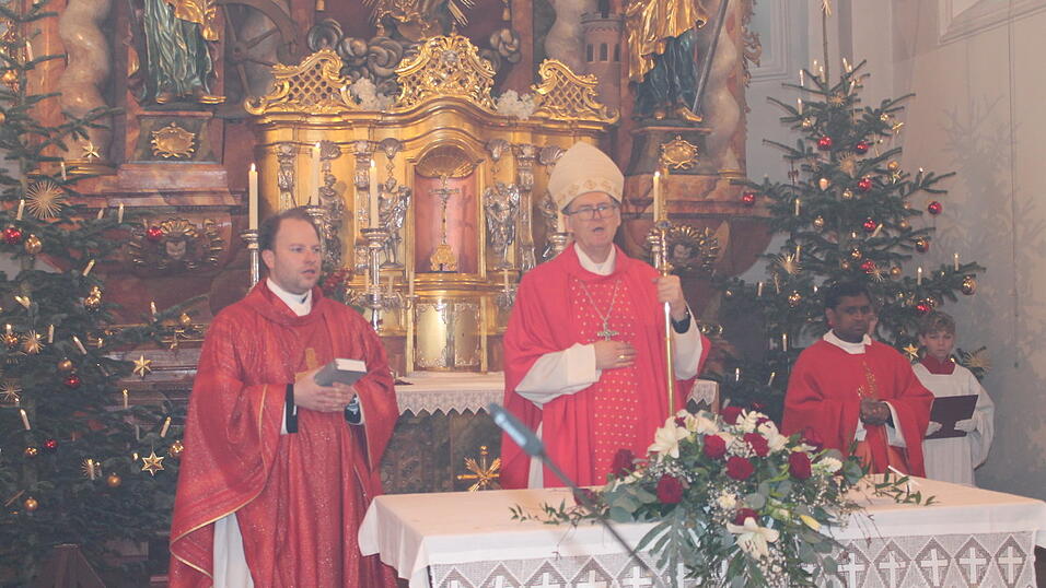 Weihbischof Josef Graf bei der Festmesse mit Pfarrer Marton Popp und Pfarrvikar Victor Susai. Weihbischof Josef Graf bei der Festmesse mit Pfarrer Marton Popp und Pfarrvikar Victor Susai.