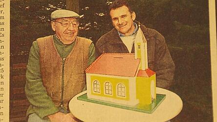Initiator und Bauherr der Josefskapelle, Anton Waas (r.), hat das von Fritz Lubitz (l.) gefertigte Modell abgeholt.