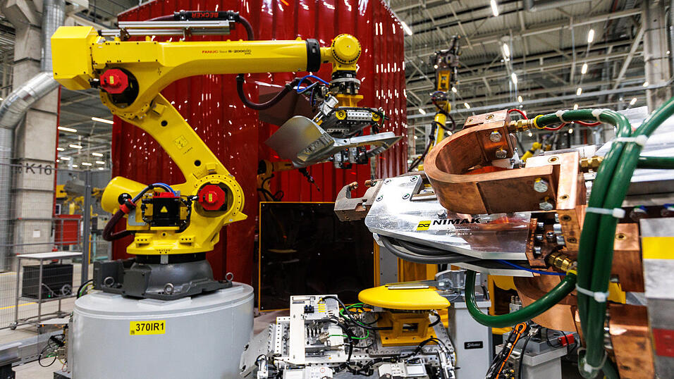 Im Karosseriebau nehmen die Fahrzeuge Form an. Im Karosseriebau nehmen die Fahrzeuge Form an.