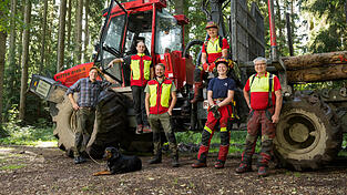 Der Stiftungswald wird seit 2016 durch den Betriebsleiter Bernhard Thalhammer (links) geführt und durch einen Forstwirtschaftsmeister mit drei Waldarbeitern und zwei Auszubildenden bewirtschaftet.