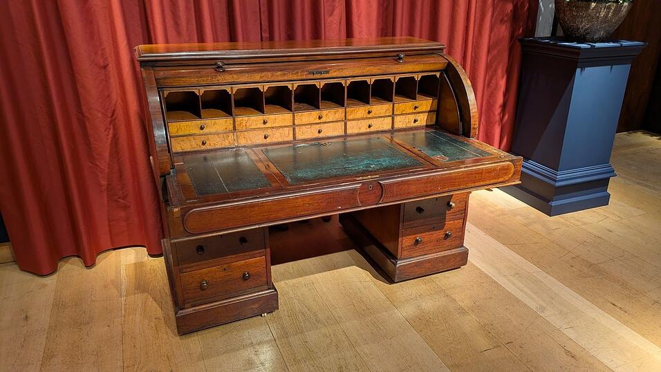 Der Schreibtisch von J.R.R. Tolkien, an dem der britische Autor mutmaßlich seinen Roman 'Der Herr der Ringe' fertigstellte. Der Schreibtisch von J.R.R. Tolkien, an dem der britische Autor mutmaßlich seinen Roman 'Der Herr der Ringe' fertigstellte.