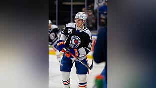 F&uuml;r die Bakersfield Condors, das Farmteam der Edmonton Oilers, scort Josh Samanski bisher zufriedenstellend.