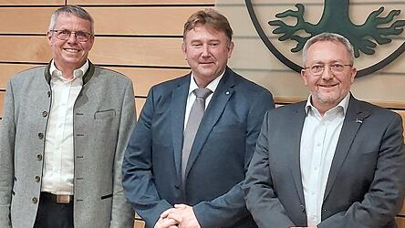 Sie stehen in den n&auml;chsten sechs Jahren in der Verantwortung: B&uuml;rgermeister Wolfgang K&uuml;rzinger (Mitte) mit seinen beiden Stellvertretern Martin Frank, wie bisher Vize, und dem neuen dritten B&uuml;rgermeister Stefan Paa (rechts).