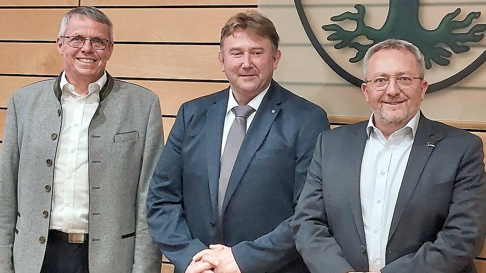 Sie stehen in den n&auml;chsten sechs Jahren in der Verantwortung: B&uuml;rgermeister Wolfgang K&uuml;rzinger (Mitte) mit seinen beiden Stellvertretern Martin Frank, wie bisher Vize, und dem neuen dritten B&uuml;rgermeister Stefan Paa (rechts).