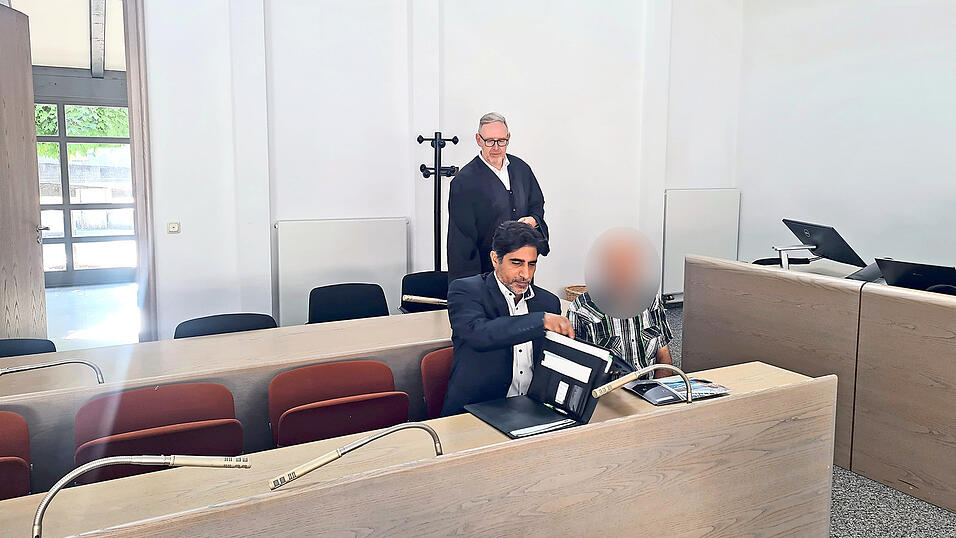 Der 54-j&auml;hrige Syrer mit seinem Dolmetscher (vorne) und Verteidiger Matthias Seidl.