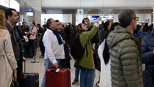 Luftraum geschlossen: Strapazen f&uuml;r die Flugg&auml;ste am Athener Flughafen.