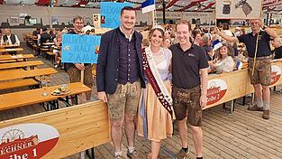 Landrat Christian Schindler und B&uuml;rgermeister Florian Adam bei der Abdankung der Goa&szlig;ma&szlig;k&ouml;nigin Laura Schamberger.