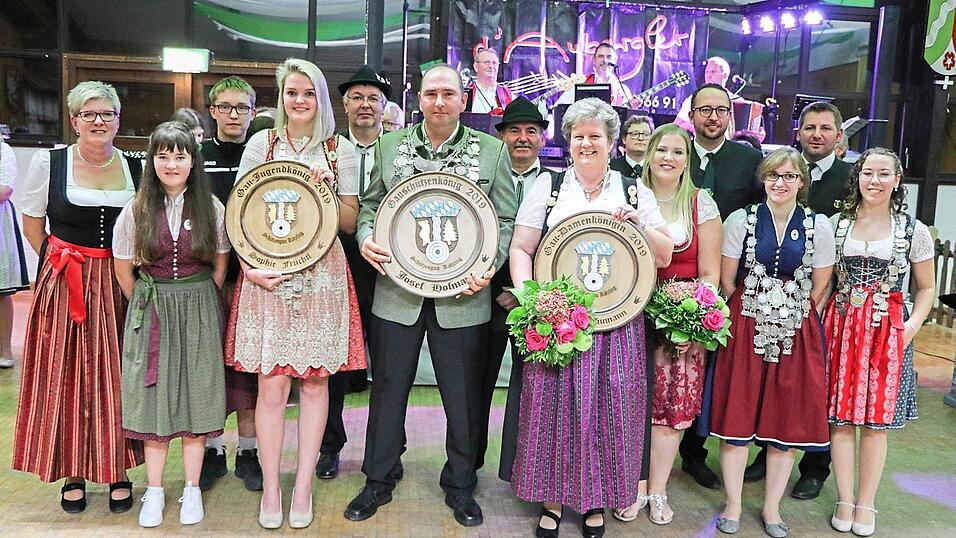 Gauschützenmeisterin Evi Graßl (li.) mit den neuen Majestäten des Schützengaus Kötzting, ebenfalls mit im Bild Gauschützenmeister Michael Kräh und Rudi Hofmann (hintere Reihe re. außen) sowie Natalie Wollner (vordere Reihe 3. von re.)