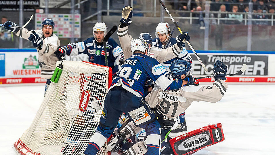 Die Tigers wissen bereits, wofür die Unparteiischen noch den Videobeweis bemühen: Tim Fleischer (r.) schießt die Straubinger am Sonntag gegen Iserlohn aus dem Getümmel heraus zwischenzeitlich mit 2:1 in Führung - es ist das 1500. DEL-Heimspieltor der Tigers, die die Partie am Ende auch mit 5:4 gewinnen.