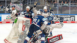 Die Tigers wissen bereits, wofür die Unparteiischen noch den Videobeweis bemühen: Tim Fleischer (r.) schießt die Straubinger am Sonntag gegen Iserlohn aus dem Getümmel heraus zwischenzeitlich mit 2:1 in Führung - es ist das 1500. DEL-Heimspieltor der Tigers, die die Partie am Ende auch mit 5:4 gewinnen.