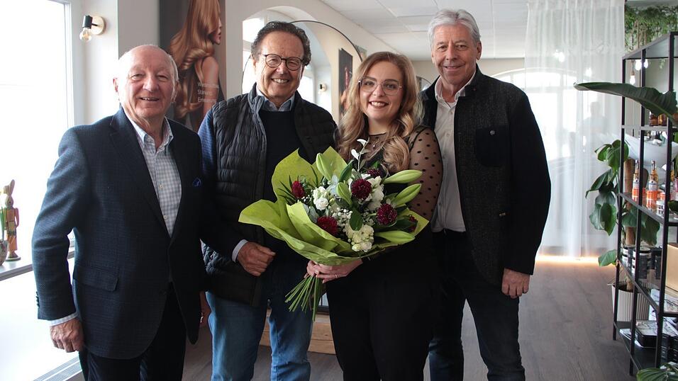 Andreas Thannhuber (v.l.), Franz Sales Rebl und Wolfgang Schultes von der Vermietergemeinschaft RST gratulierten Vivien Di Girolamo-Hierl zur Er&ouml;ffnung ihres Friseursalons.