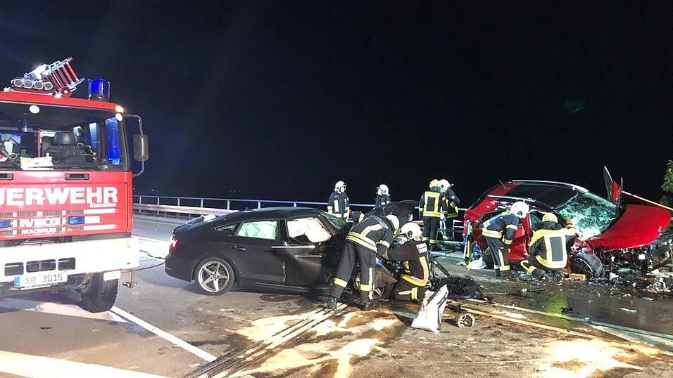 Am fr&uuml;hen Sonntagabend krachten zwei Autos auf der B20 frontal ineinander. Ein dritter Wagen fuhr in die Unfallstelle.
