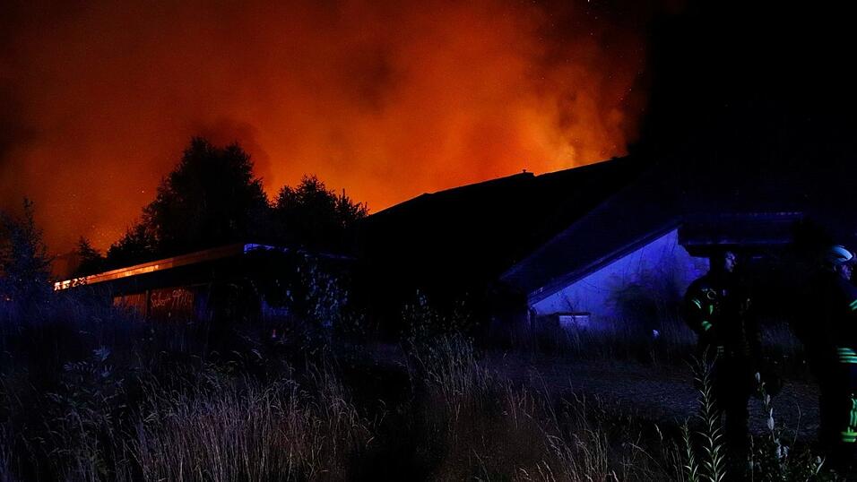 Wichtigstes Ziel der rund 400 Einsatzkräfte vor Ort war es, ein Übergreifen der Flammen auf den Wald zu verhindern - bislang sieht es danach aus, als wäre dies gelungen. Wichtigstes Ziel der rund 400 Einsatzkräfte vor Ort war es, ein Übergreifen der Flammen auf den Wald zu verhindern - bislang sieht es danach aus, als wäre dies gelungen.