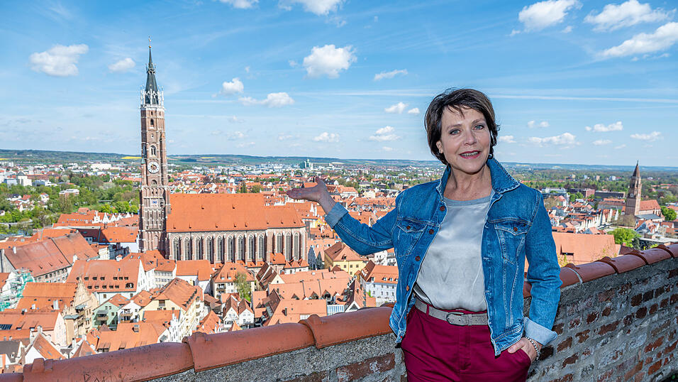 Schauspielerin Janina Hartwig w&auml;hrend einer Drehpause f&uuml;r die Serie &bdquo;Um Himmels Willen&ldquo;, die nach fast 20 Jahren im Jahr 2021 abgesetzt wurde, &uuml;ber der Altstadt.