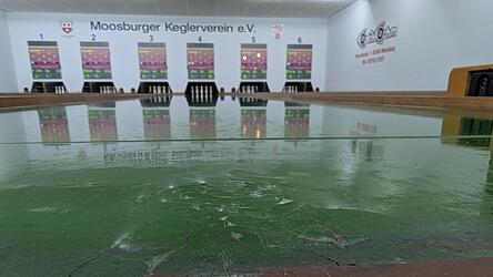 Bei genauerem Hinsehen sind die Dellen und Absplitterungen auf den fast 30 Jahre alten Asphalt-Kegelbahnen zu erkennen.