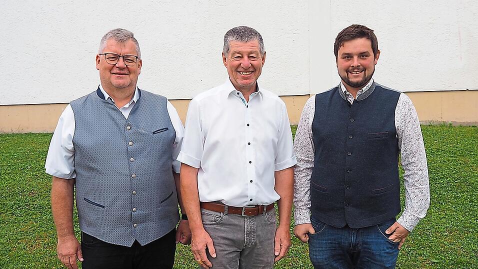 Die beiden Gemeinderäte Stefan Froschauer und Franz Lammer junior stellen den Bürgermeisterkandidaten vor: Josef Stierstorfer (Mitte).