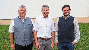 Die beiden Gemeinderäte Stefan Froschauer und Franz Lammer junior stellen den Bürgermeisterkandidaten vor: Josef Stierstorfer (Mitte).