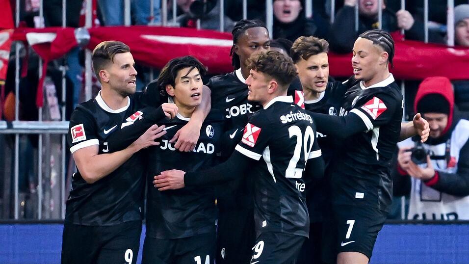 Am Anfang jubelten die Freiburger, hier mit Torschütze Yuito Suzuki (2.v. links), in München, dann gab es doch die gewohnte Niederlage.