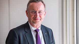 Der Landesbischof wendet sich per Post an Jugendliche in Bayern, die einen Fragebogen zum Wehrdienst von der Bundeswehr bekommen. (Archivbild)