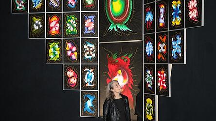 Patrizia Neumann blickt in der Ausstellung &bdquo;Farben des Lichts&ldquo; auf das Lebenswerk ihres Mannes und die &bdquo;Symphonie No. 5&ldquo; zur&uuml;ck.