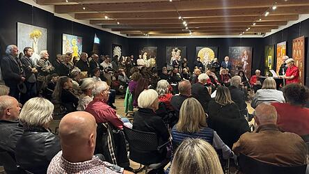 Auf ein enormes Interesse stie&szlig; die Vernissage, bei der K&uuml;nstler aus aller Herren L&auml;nder nach Viechtach angereist waren.