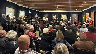 Auf ein enormes Interesse stieß die Vernissage, bei der Künstler aus aller Herren Länder nach Viechtach angereist waren. Auf ein enormes Interesse stieß die Vernissage, bei der Künstler aus aller Herren Länder nach Viechtach angereist waren.