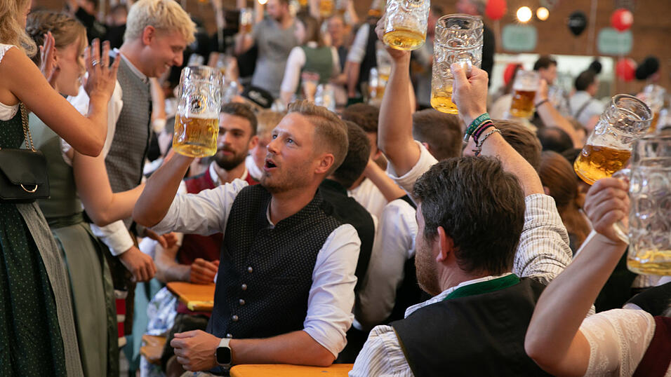 Echte Blasmusikfans lie&szlig;en sich den Montagabend im Festzelt Weckmann nicht entgehen.