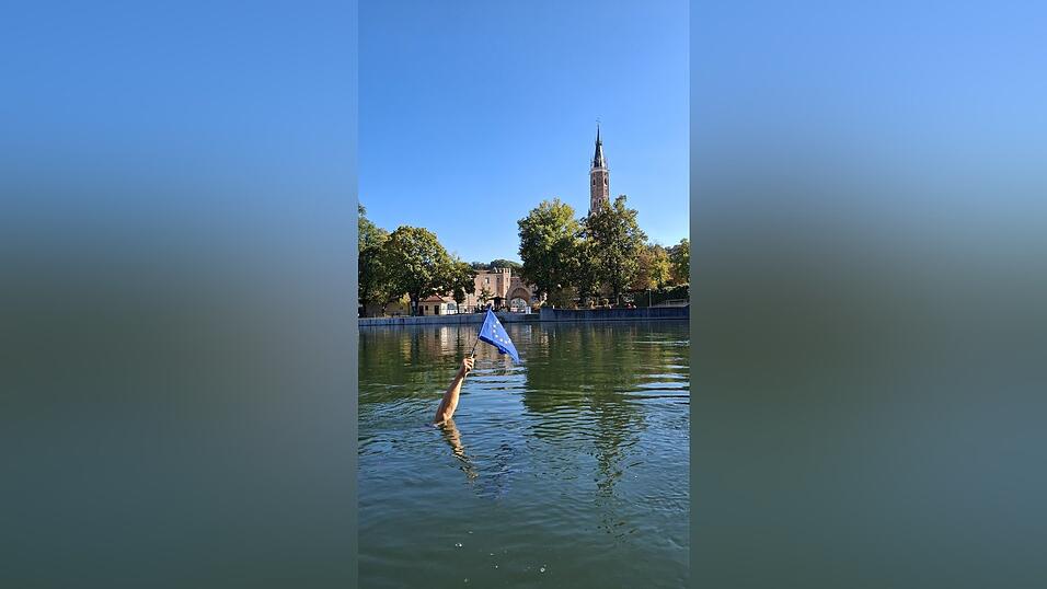 Die Fahne der Europäischen Union in der Isar. Sie ist am „Tag der Deutschen Einheit“ in der Isar aufgetaucht.