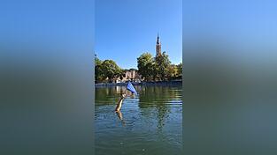 Die Fahne der Europäischen Union in der Isar. Sie ist am „Tag der Deutschen Einheit“ in der Isar aufgetaucht.