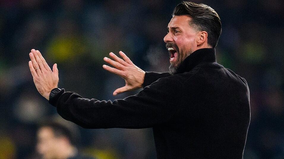 Voller Einsatz am Spielfeldrand: FCA-Coach Sandro Wagner.